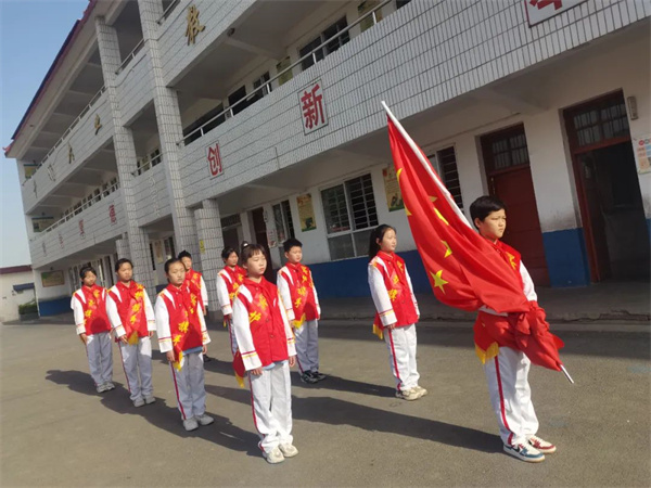 与安全同行，与快乐相伴 —— 兰青村小学主题升旗仪式