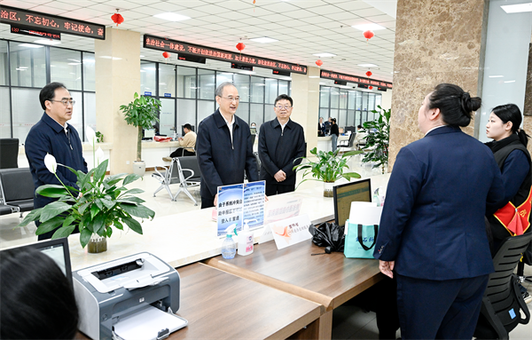 黄强以“四不两直”方式在长春检查指导基层服务工作