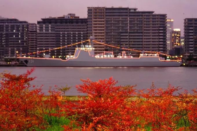 10月14日，夜幕降临，中国海军太原舰亮起彩灯。