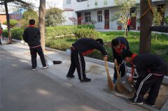 创卫复审 我们在行动--安阳市第二十一中学校园大清洁活动