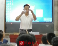 不一样的“组合动力”火车头 ——正阳二中领导深入教学一线，引领示范高效教学