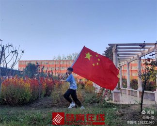 我与国旗合影 我与祖国同心——确山县博源双语学校庆国庆活动