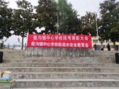 “陡中五月花满蝶，安全、教学不松懈”