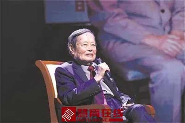 习近平委托教育部负责同志看望杨振宁