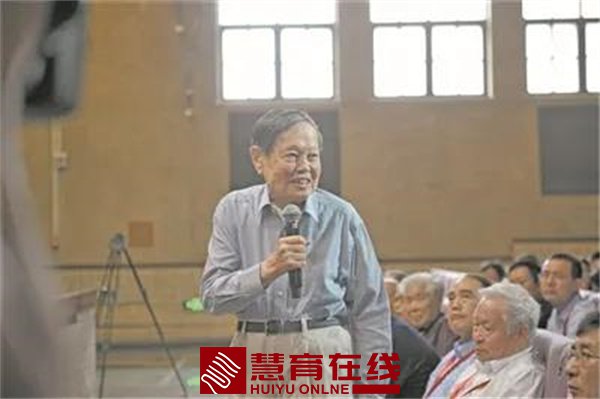 科学巨擘杨振宁