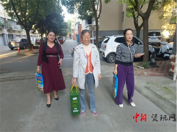 市九中工会主席薛焱、副校长张春磊一行走访慰问退休老教师