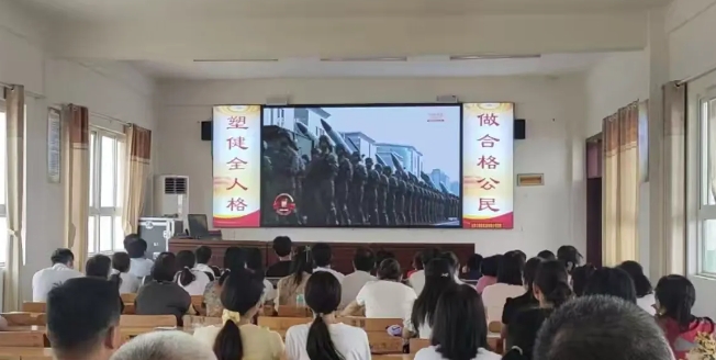 陡沟镇中心学校全体师生共同观看阅兵仪式