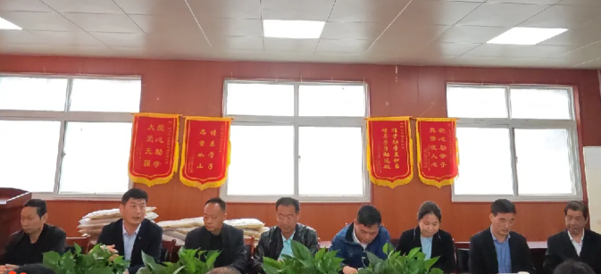 爱心人士白莉为陡沟镇中心学校教师赠送暖衣仪式