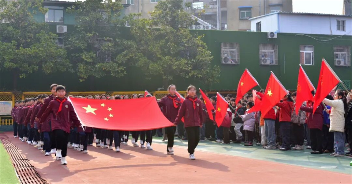昨天，阜阳这所学校升起了一面跨越千里的国旗！