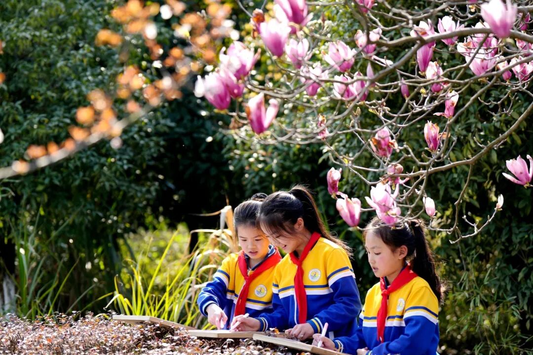 多地官宣中小学春秋假！如何落实“春秋假+职工带薪错峰休