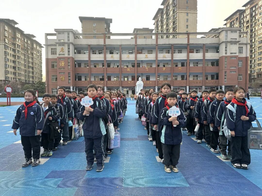 汝南县九小：学雷锋，展路队新风