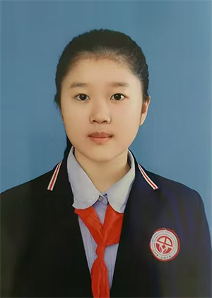 他笑了