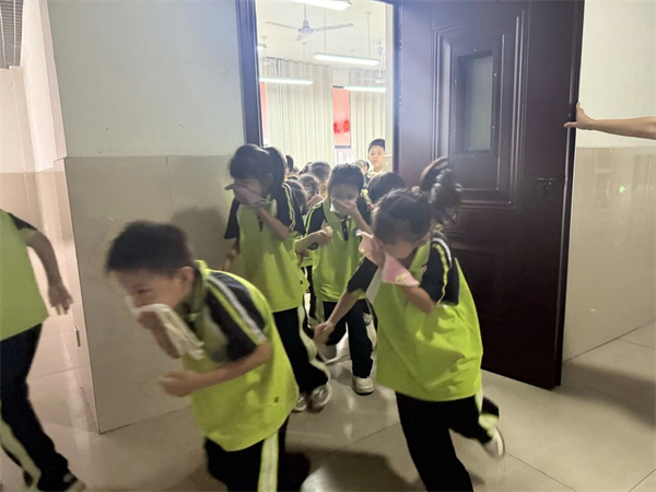 【驻马店市第六小学】以练筑防，平安相伴--消防安全演练