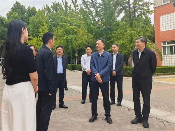 高校安全稳定工作必须由书记和校长亲自抓，且两者同为第