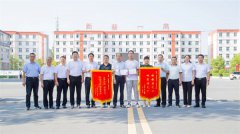 锦旗赠母校    学子颂师恩