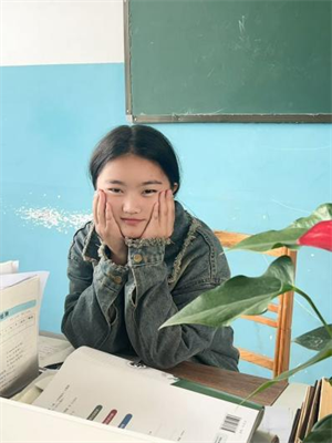 李语言梁淑珍图片1